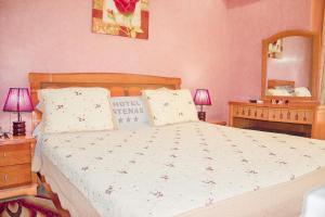 Rúm í herbergi á Hôtel Atenas