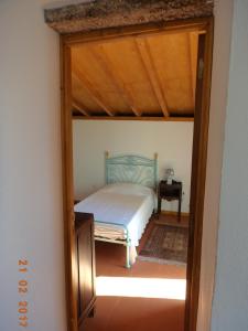 a bedroom with a bunk bed in a room at Casa do Forno, Viseu in Oliveira de Barreiros