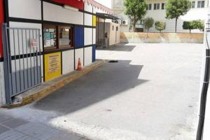 Un estacionamiento vacío frente a un edificio en Heart City Executive Suite, en La Canea