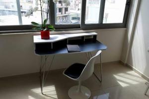 biurko i krzesło w pokoju z oknem w obiekcie Heart City Executive Suite w Chanii