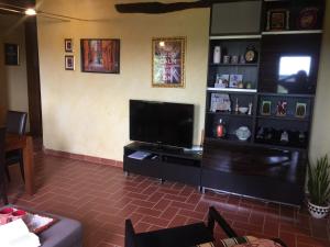 Bucciano的住宿－Casa Colle Vento，客厅配有平面电视和沙发。