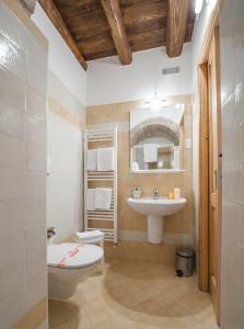 uma casa de banho com um WC e um lavatório em Albergo Parigi em Arsiè