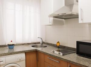 una cucina con lavandino e piano di lavoro di Paseos por Córdoba a Cordoba