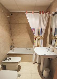 La salle de bains est pourvue de toilettes, d'un lavabo et d'une baignoire. dans l'établissement Paseos por Córdoba, à Cordoue