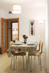- une salle à manger avec une table et des chaises dans l'établissement Paseos por Córdoba, à Cordoue