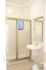 a white bathroom with a sink and a shower at Apartamentos El Marinero - Roque in Caleta de Sebo