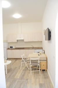 
Una cocina o zona de cocina en Apartamentos El Marinero - Roque
