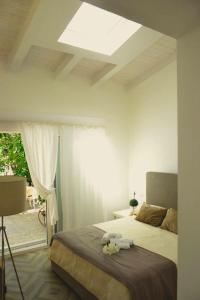 Un dormitorio con una cama con un animal de peluche encima. en Green House Beach, en Mondello