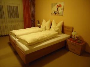 ウールディンゲン・ミュールホーフェンにあるFerienwohnung Sickのベッドルーム(白いシーツと枕付)