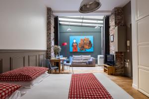 1 dormitorio con 1 cama y sala de estar en Artisan Lofts near Marais, en París