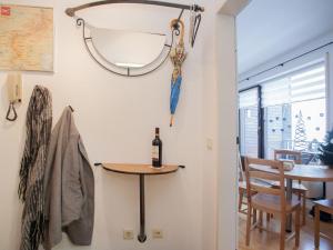 ヴィンターベルクにあるHomey Apartment in Winterberg with Balconyのテーブルと傘が壁に掛けられた部屋