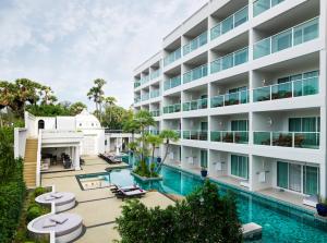 Chanalai Romantica Resort - Adults Only, Kata Beach veya yakınında bir havuz manzarası