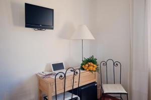 TV a/nebo společenská místnost v ubytování S'Arenada Hotel - Adults Only