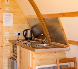 uma cozinha com um lavatório numa pequena casa em Mains Farm em Stirling