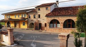 eine leere Straße vor einem Backsteingebäude in der Unterkunft Hotel Locanda Dolce Vita in San Donà di Piave