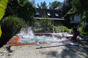 two children playing in a fountain in a yard at W Starym Ogrodzie in Wolimierz