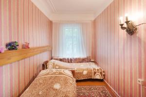 スーズダリにあるАпартаменты в Кремлеのベッドルーム1室(ベッド2台、窓付)