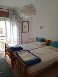 um quarto com 2 camas e toalhas em Cabanas Pool Apartment em Cabanas de Tavira