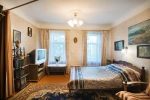 スーズダリにあるАпартаменты в Кремлеのベッドルーム(ベッド1台、テレビ付)