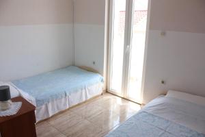 Postel nebo postele na pokoji v ubytování Apartments Center Pag 50 m to the sea