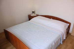 Postel nebo postele na pokoji v ubytování Apartments Center Pag 50 m to the sea