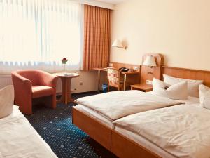 Ένα ή περισσότερα κρεβάτια σε δωμάτιο στο Hotel Englischer Hof