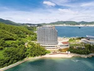 widok z góry na hotel i wodę w obiekcie Stanford Hotel&Resort Tongyeong w mieście Tongyeong