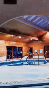 布里德靈頓的住宿－Ferns Hotel/Palms Leisure，一个空的游泳池,有活力