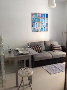- un salon avec un canapé et une table dans l'établissement Babelia, à Las Palmas de Gran Canaria
