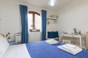 A bed or beds in a room at Sicily's View