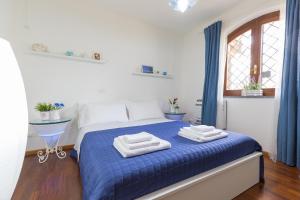 A bed or beds in a room at Sicily's View