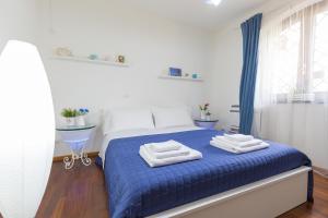 A bed or beds in a room at Sicily's View