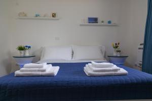 A bed or beds in a room at Sicily's View