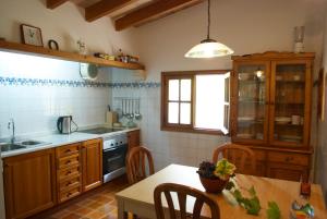 A kitchen or kitchenette at Can Petrel