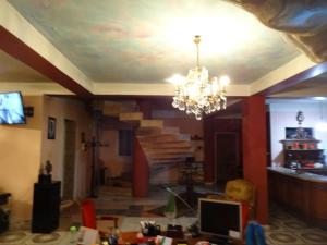 a living room with a chandelier and a staircase at Bilton in Alger