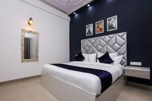 Llit o llits en una habitació de Hotel Vizima Palace - NEAR WAVE CITY CENTER METRO STATION