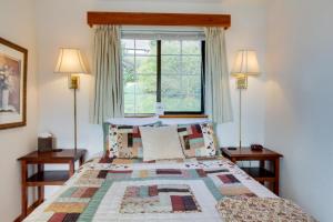 亞查茨的住宿－Ocean Cove Inn，一间卧室配有一张带两盏灯的床和一扇窗户。