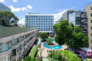 een luchtzicht op de binnenplaats van een gebouw bij The Bayview Hotel Pattaya in Pattaya