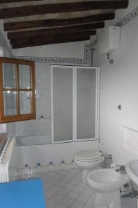 y baño con aseo, bañera y lavamanos. en Casa di Romano, La Piazzetta en Marcialla