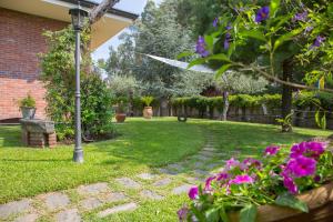 A garden outside Sicily's View