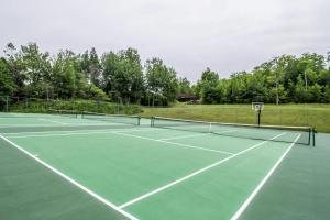 una pista de tenis con dos redes de tenis en Sunrise Village, en Killington