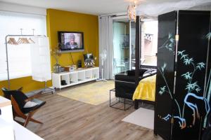 een kamer met een slaapkamer met een bed en een televisie bij The Water Studio in Amsterdam