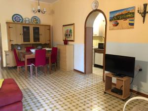 a living room with a kitchen and a dining room at Villa Mariapia in Fontane Bianche