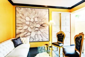 ローマにあるSpanish Steps amazing Apartmentの白いソファと大きな絵画が飾られたリビングルーム
