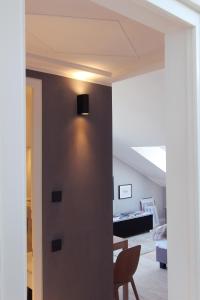 a living room with a wall with a light on it at Loft am See mit privatem Badestrand und Klimaanlage in Immenstaad am Bodensee