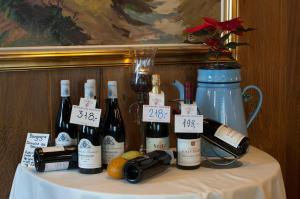 una mesa cubierta con botellas de vino y calabazas en Purhus Kro, en Fårup