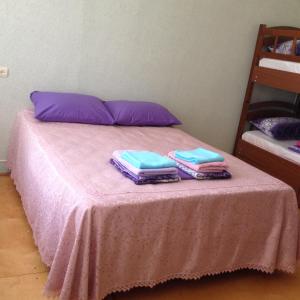 un letto con due asciugamani sopra di Квартира в Ичери шехер a Baku