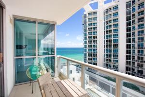 d'un balcon avec un banc et une vue sur l'océan. dans l'établissement Monte Carlo by Miami Vacations, à Miami Beach