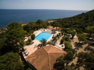 einen Luftblick auf ein Resort mit einem Pool in der Unterkunft Le Thyreneen in Sari Solenzara