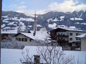 Vista generica sulle montagne o vista sulle montagne dall'interno dell'appartamento